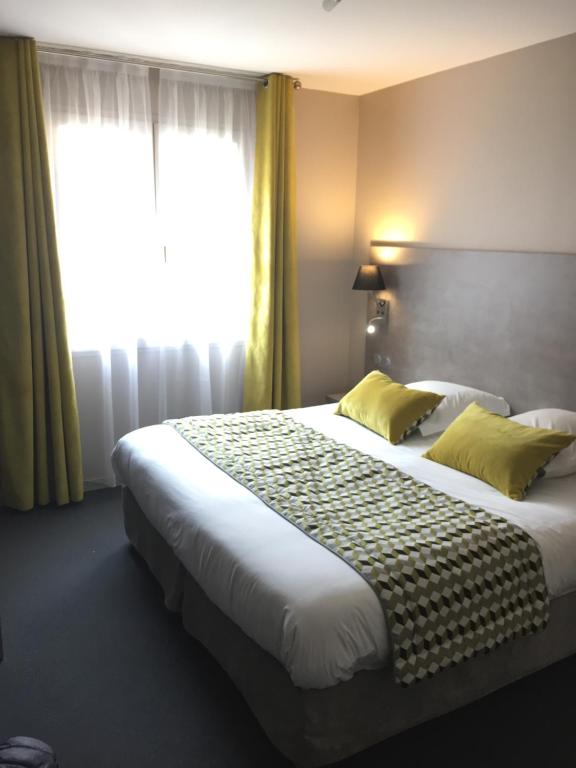 Postel nebo postele na pokoji v ubytování Logis Hôtel Restaurant Azalées