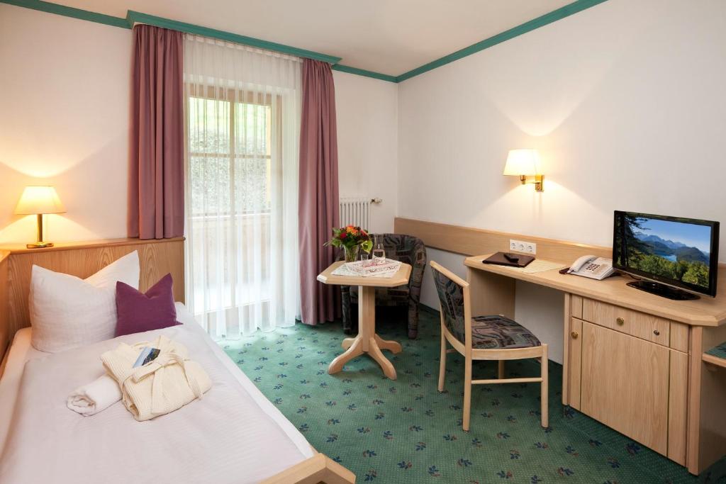 TV a/nebo společenská místnost v ubytování Hotel Berghof