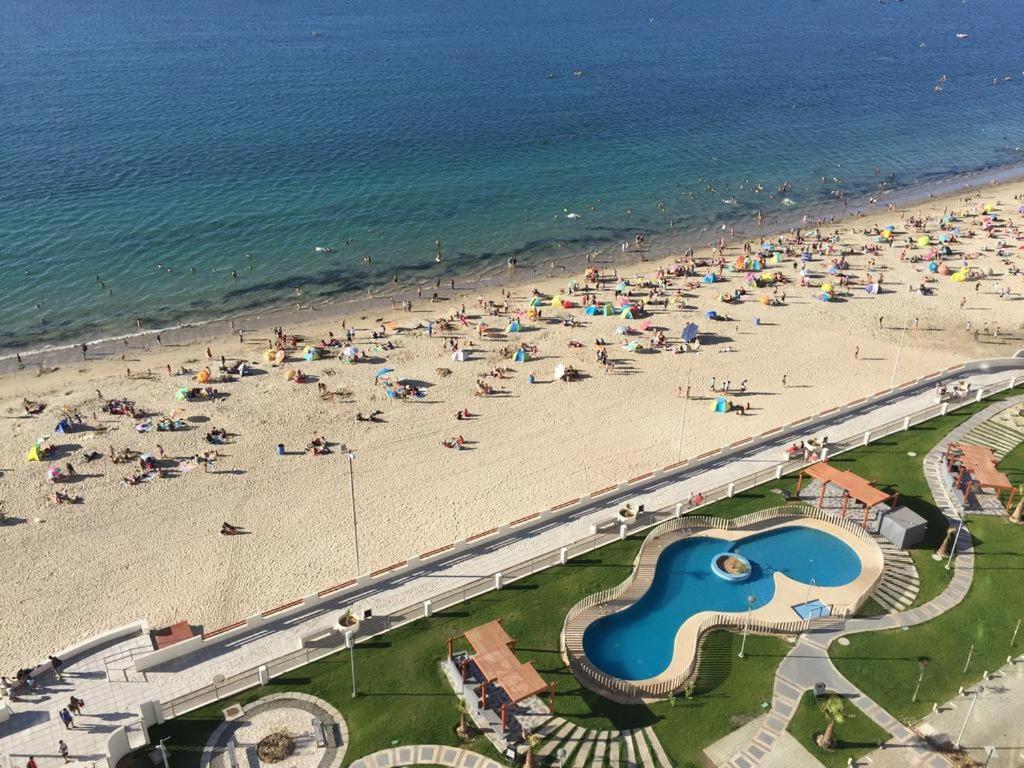 an aerial view of a beach with people and the ocean at Departamento Horizonte Playa la Herradura in Coquimbo