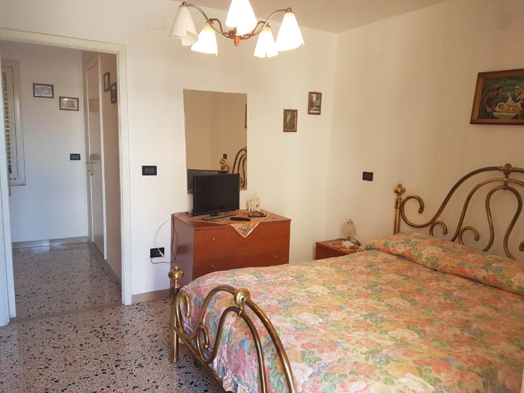 ManoppelloにあるLa Casetta Di Via Faraのベッドルーム(ベッド1台、ドレッサー内のテレビ付)