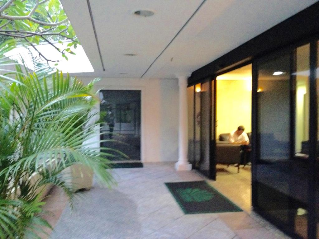 an office lobby with a person sitting in a chair at Royal Ibirapuera Park in São Paulo