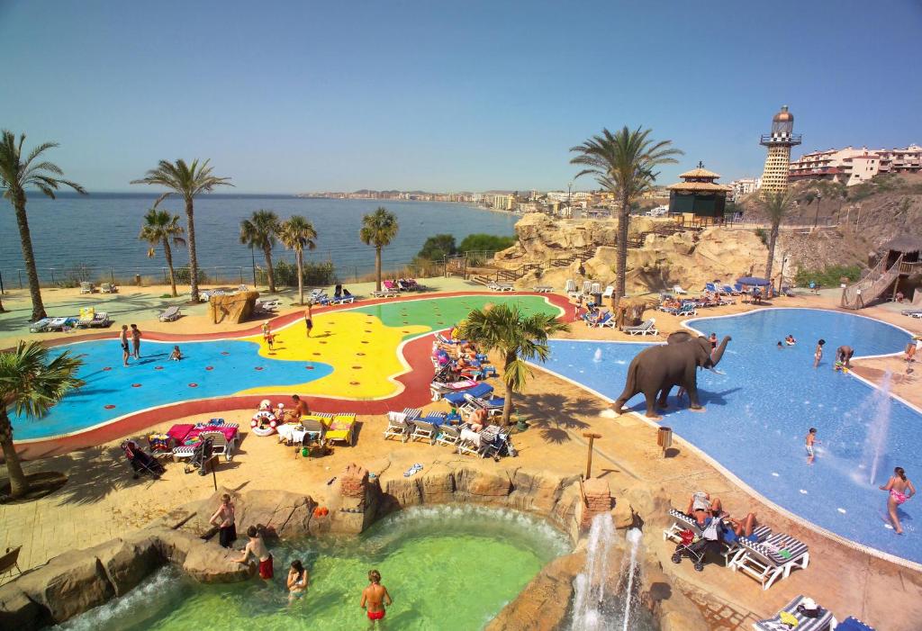 Bazén v ubytovaní Holiday World RIWO Hotel. alebo v jeho blízkosti