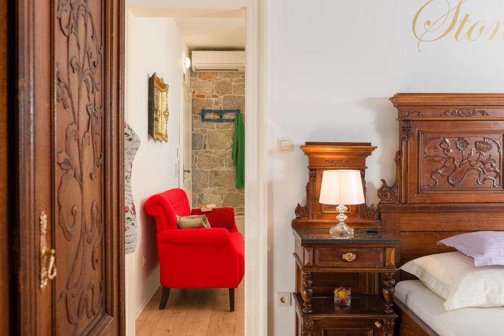 Posteľ alebo postele v izbe v ubytovaní Luxury Boutique Apartment Stone Palace