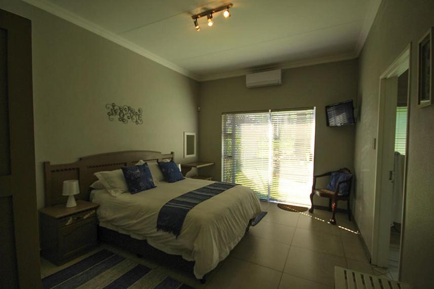 un dormitorio con una cama y una ventana en La Rose Douglas Guesthouse No loadshedding, en Douglas