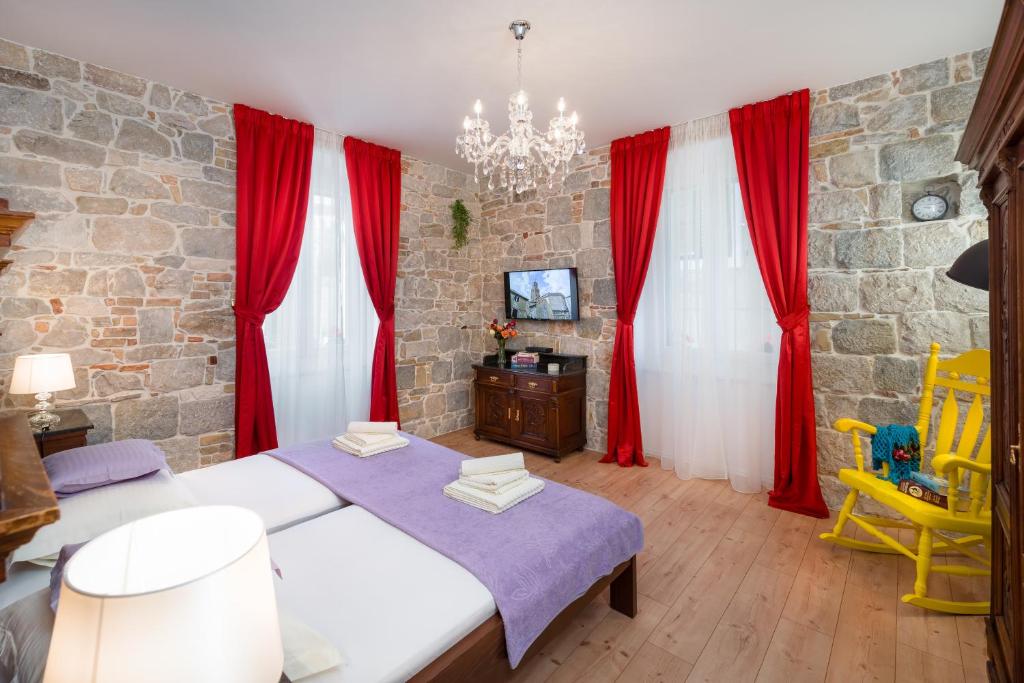 Posteľ alebo postele v izbe v ubytovaní Luxury Boutique Apartment Stone Palace