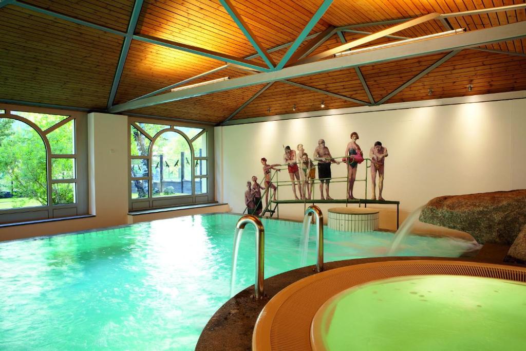 Bazén v ubytování Hotel Walther - Relais & Châteaux nebo v jeho okolí