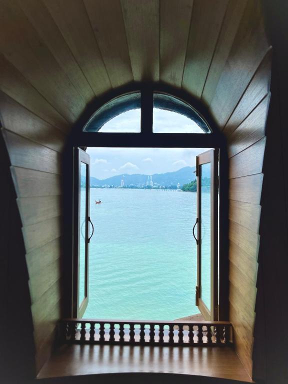 فضای داخلی Blue Harbour Resort Beach Front Phuket در پوکت - تصویر ۳
