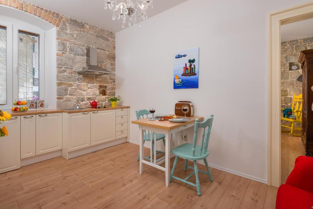 Kuchyňa alebo kuchynka v ubytovaní Luxury Boutique Apartment Stone Palace