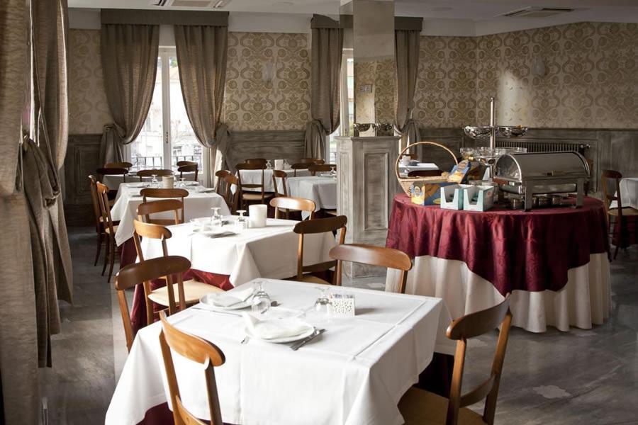 Reštaurácia alebo iné gastronomické zariadenie v ubytovaní Da ö Vittorio SRL