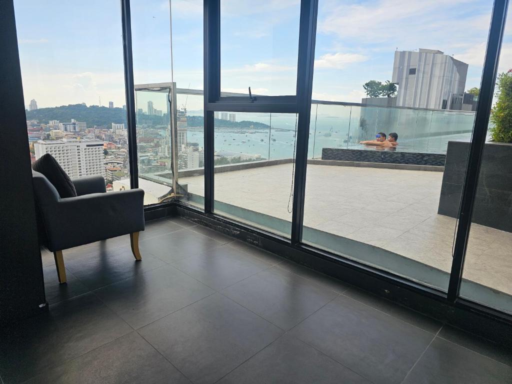 لابی و فضای عمومی The BASE Central Pattaya by NKL - تصویر ۵