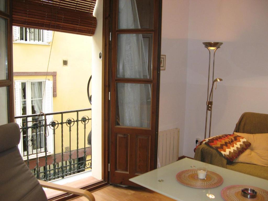 a living room with a door leading to a balcony at Apartamento Barrio Histórico Las Angustias in Granada