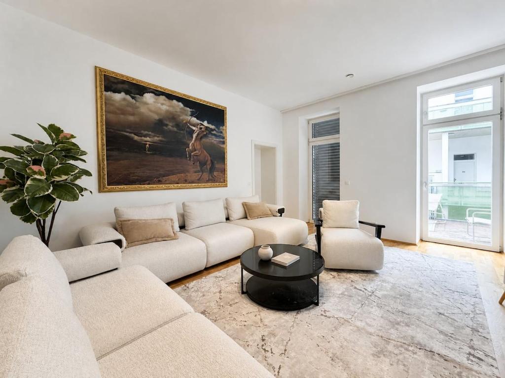 3 bedrooms & balcony near Schonbrunn
