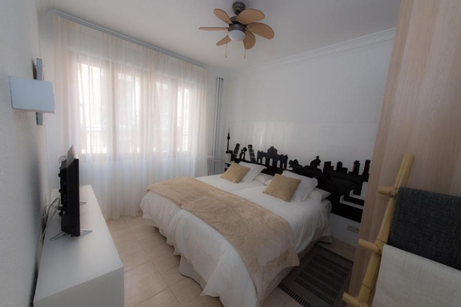 マドリードにあるPlaza Mayor Familyの白いベッドルーム(ベッド1台、天井ファン付)