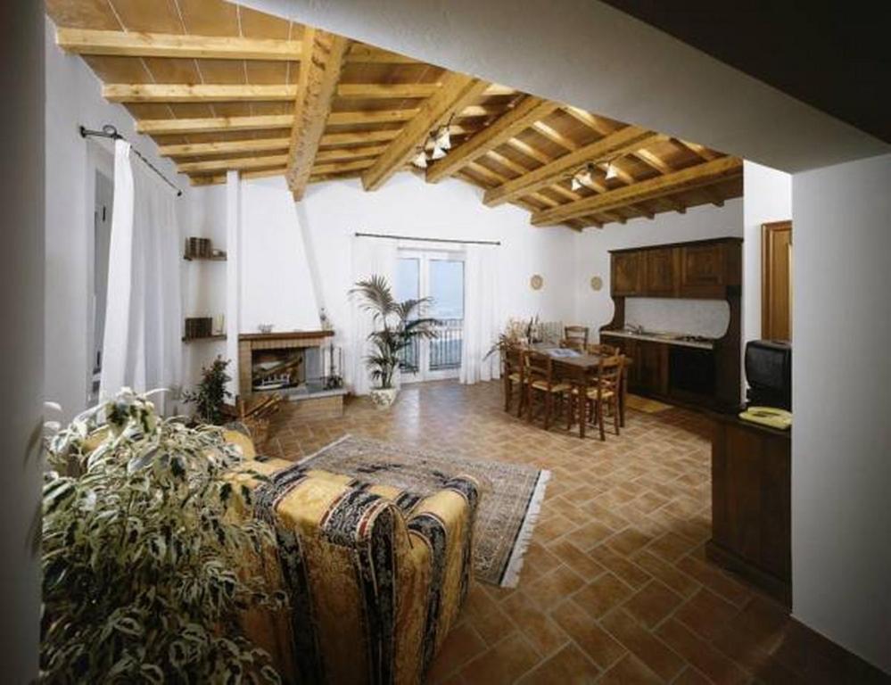 A seating area at Il Poggio Delle Ginestre