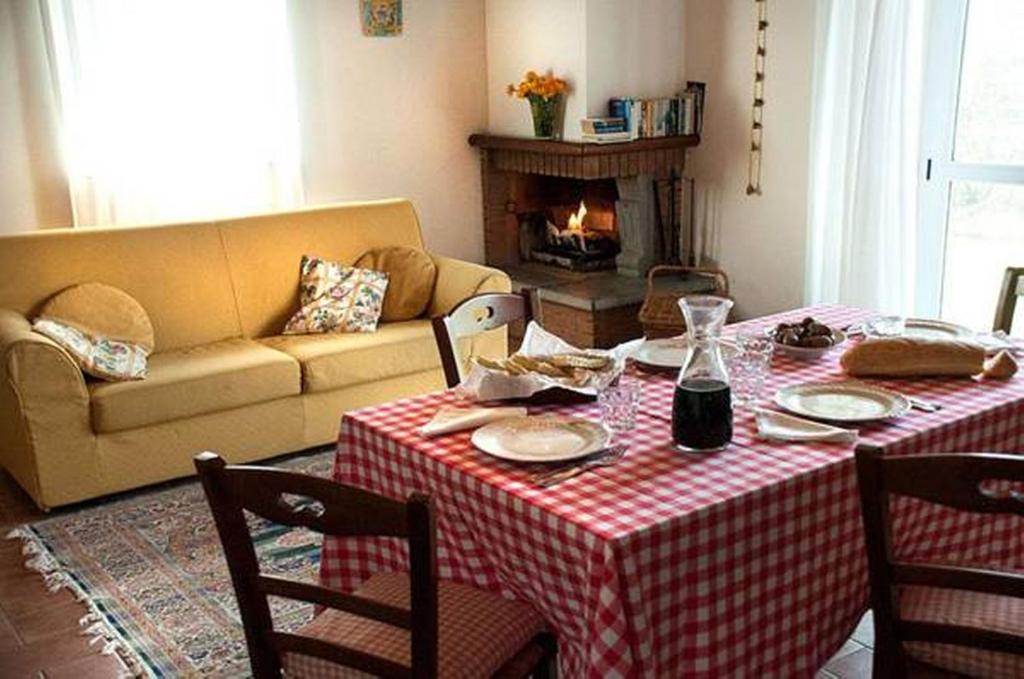 A seating area at Il Poggio Delle Ginestre
