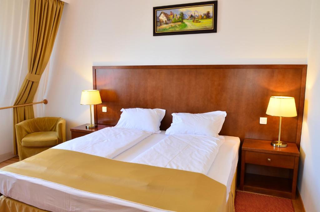 Un pat sau paturi într-o cameră la Hotel Miraj