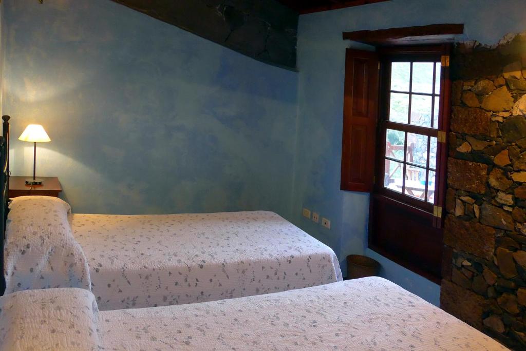 Tempat tidur dalam kamar di Casa Rural El Hondillo