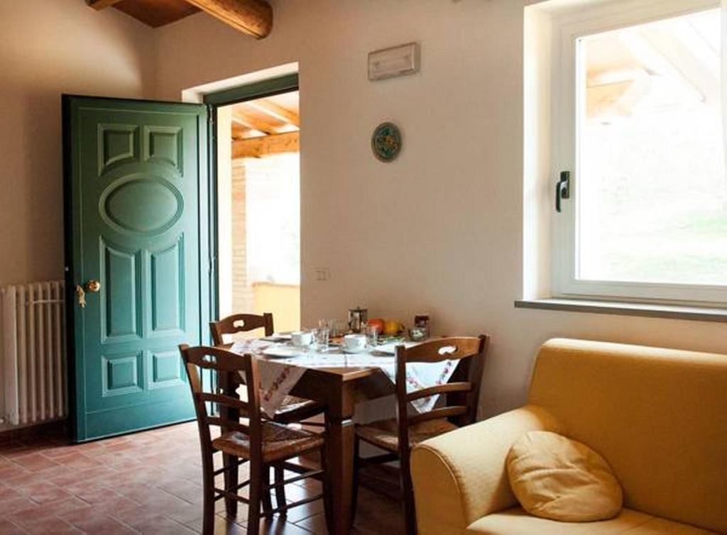 A seating area at Il Poggio Delle Ginestre