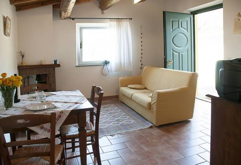 A seating area at Il Poggio Delle Ginestre