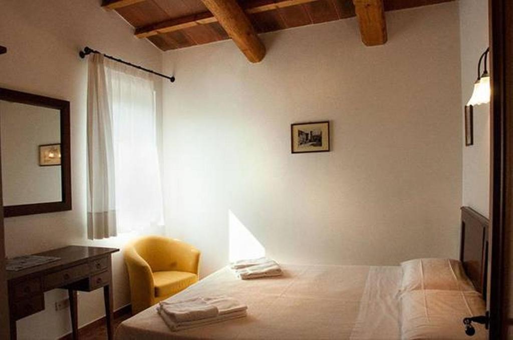 A bed or beds in a room at Il Poggio Delle Ginestre