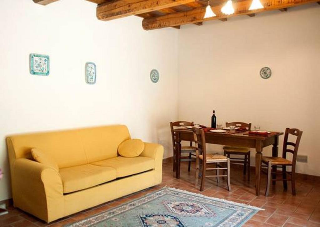 A seating area at Il Poggio Delle Ginestre