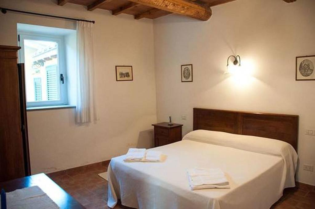 A bed or beds in a room at Il Poggio Delle Ginestre