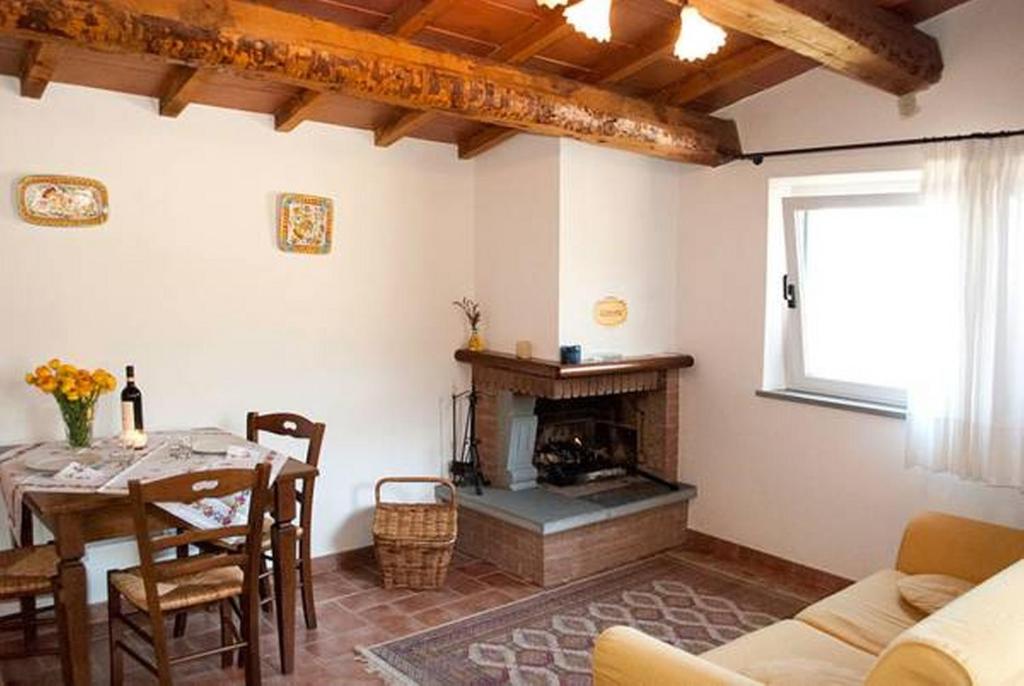 A seating area at Il Poggio Delle Ginestre