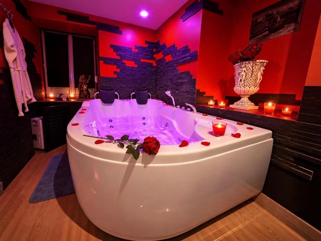 "La Chambre Obscure" Loveroom jacuzzi privatif – photo 1