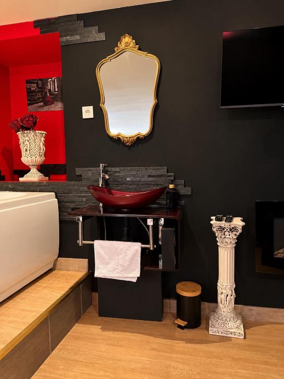 "La Chambre Obscure" Loveroom jacuzzi privatif – photo 3