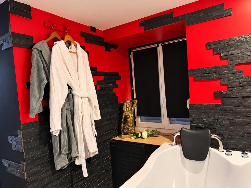"La Chambre Obscure" Loveroom jacuzzi privatif – photo 10