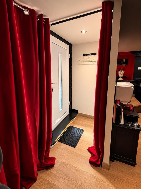 "La Chambre Obscure" Loveroom jacuzzi privatif – photo 8