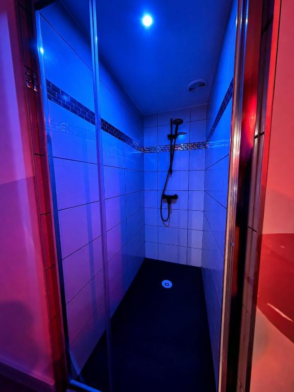 "La Chambre Obscure" Loveroom jacuzzi privatif – photo 9