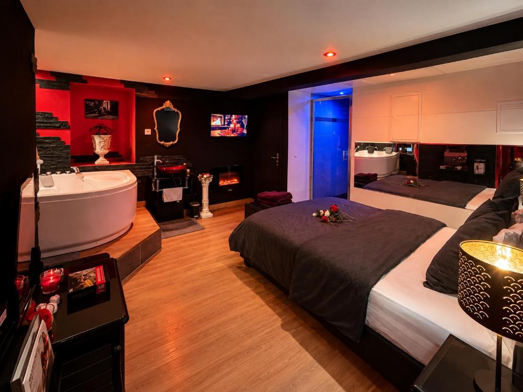 "La Chambre Obscure" Loveroom jacuzzi privatif – photo 2