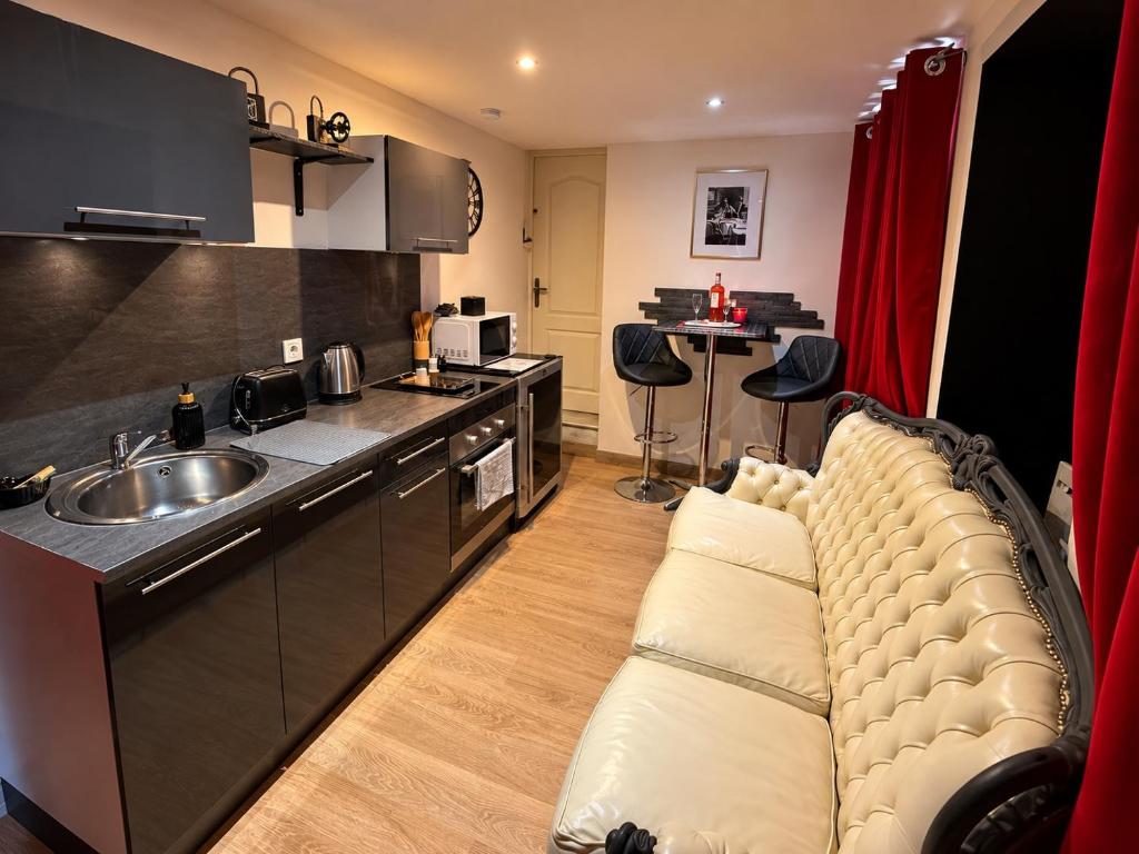 "La Chambre Obscure" Loveroom jacuzzi privatif – photo 7
