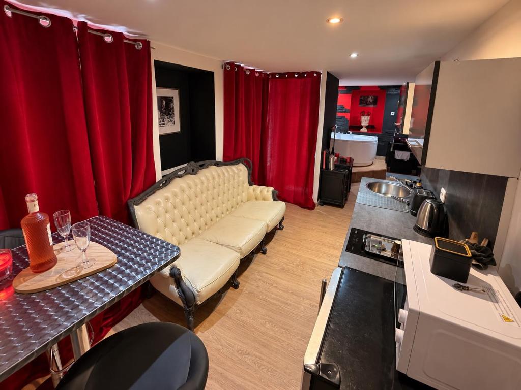 "La Chambre Obscure" Loveroom jacuzzi privatif – photo 4