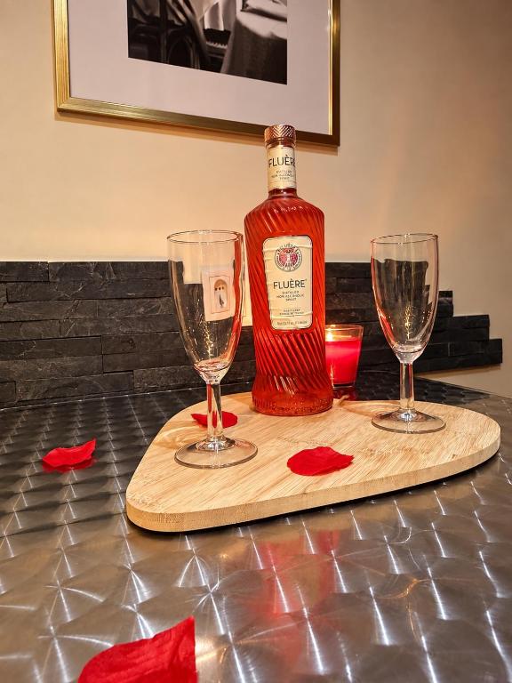 "La Chambre Obscure" Loveroom jacuzzi privatif – photo 12