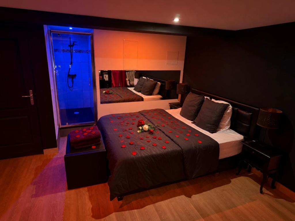 "La Chambre Obscure" Loveroom jacuzzi privatif – photo 5