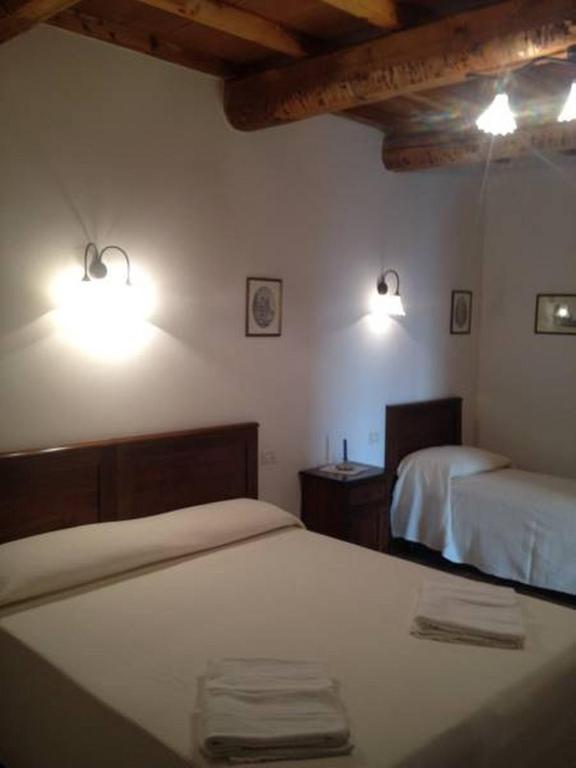 A bed or beds in a room at Il Poggio Delle Ginestre