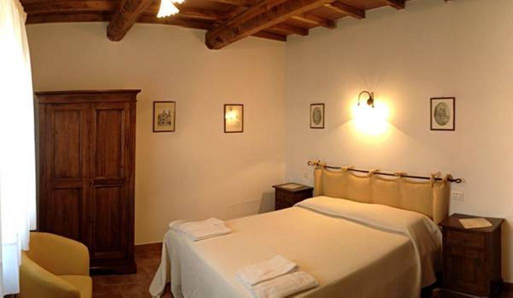 A bed or beds in a room at Il Poggio Delle Ginestre