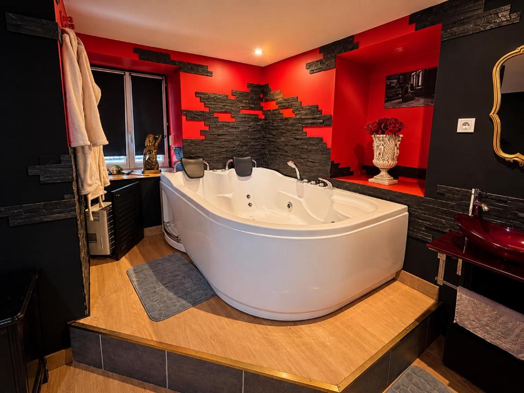 "La Chambre Obscure" Loveroom jacuzzi privatif – photo 6