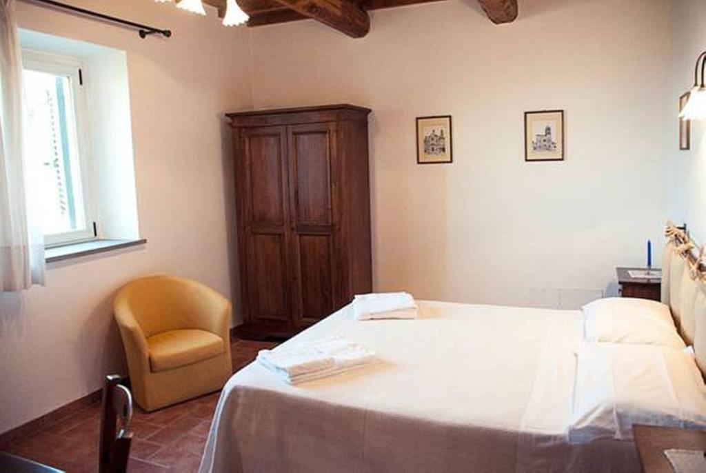 A bed or beds in a room at Il Poggio Delle Ginestre