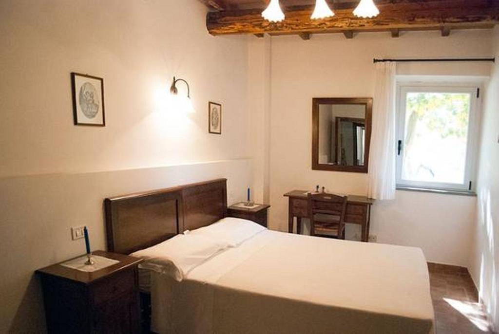 A bed or beds in a room at Il Poggio Delle Ginestre