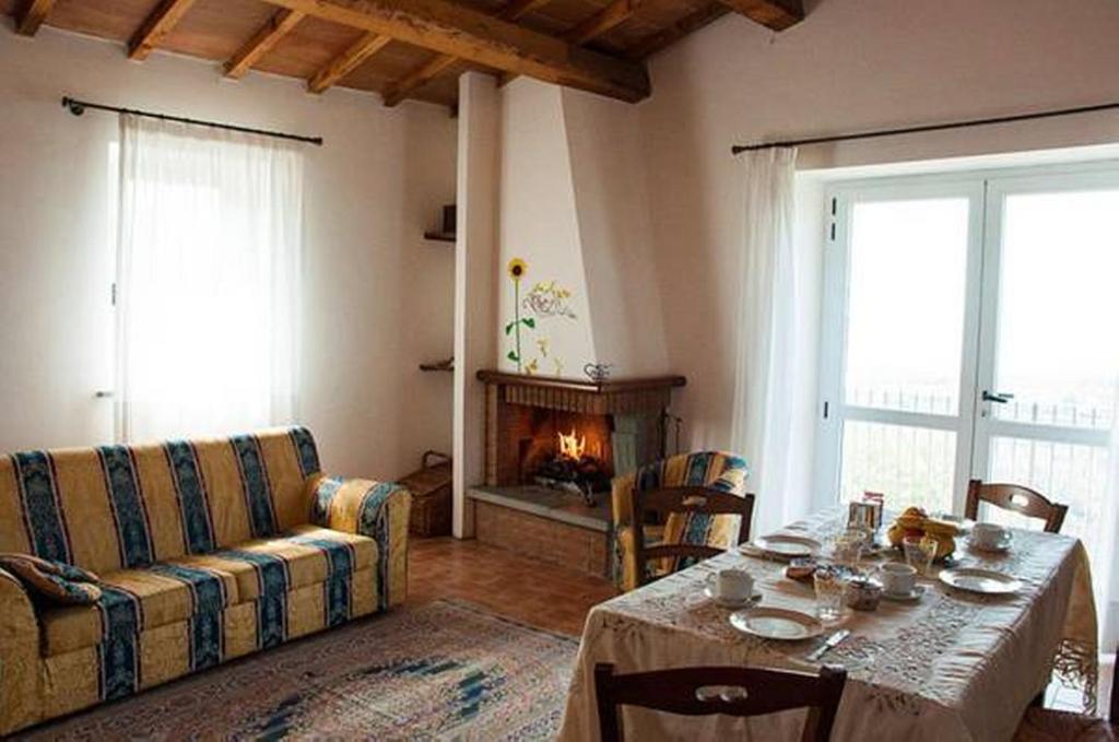 A seating area at Il Poggio Delle Ginestre