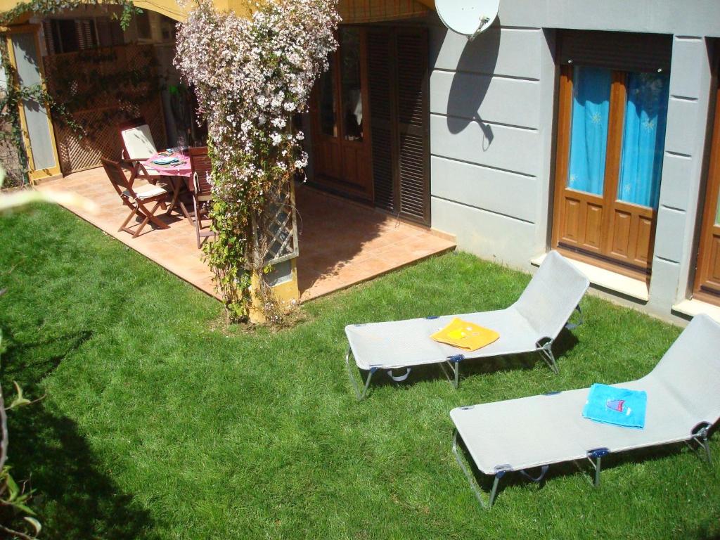 アヤモンテにあるApartamento Alimar Costa Esuriの庭(芝生の椅子2脚、テーブル付)