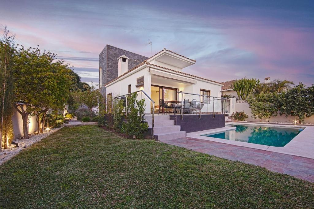 Modern Villa close to Costabella beach