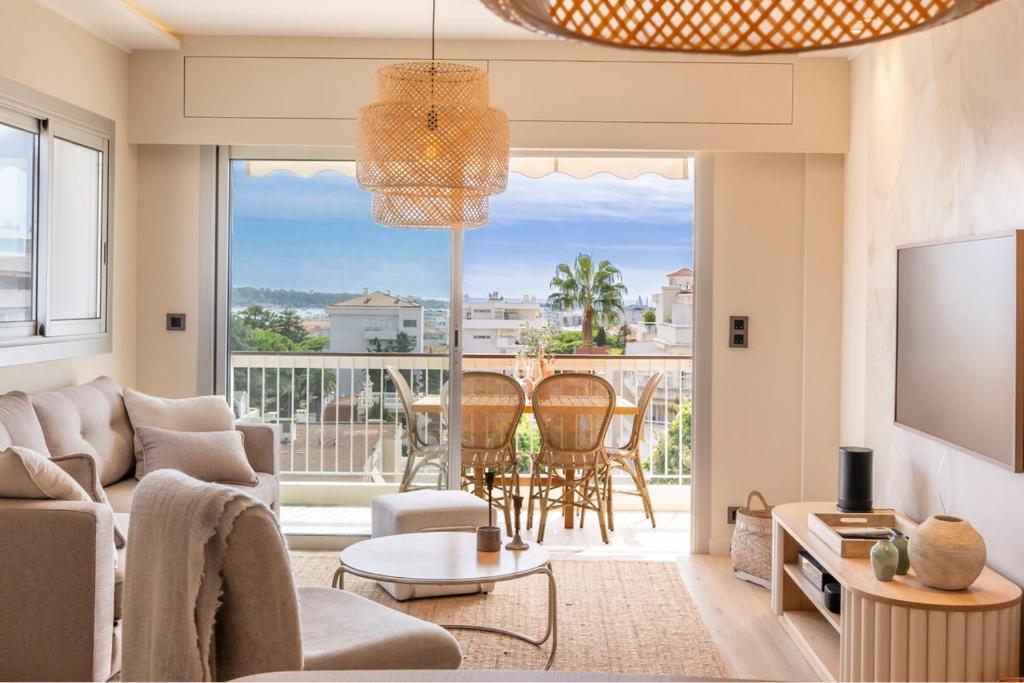 Renovated 2BR Sea Views Spacious Balcony