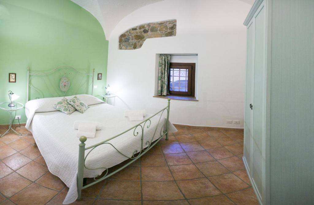 a bedroom with a white bed in a room at Casa Del Lavatoio in Cefalù