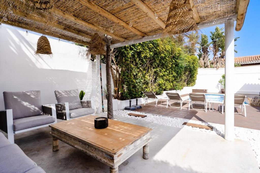 Villa Madrugada, beachside villa in Costabella