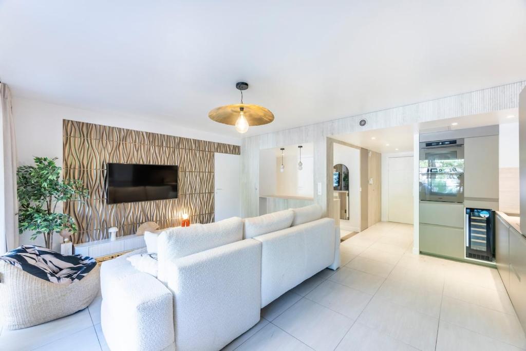 Cannes Escape Renovated 2BR AC Pool Terrace