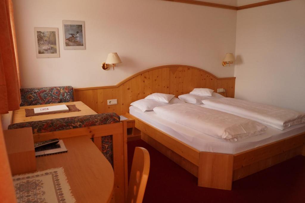Postel nebo postele na pokoji v ubytování Hotel Laurin